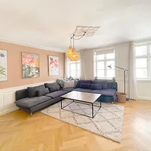 large-flat-w-4-bedrooms-in-copenhagen.copenhagenhotelselect.com/