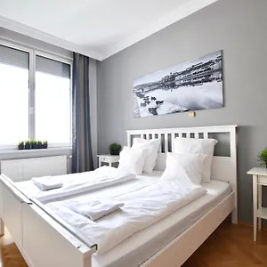 Standerd By Hi5 - Lovag Family Budapest